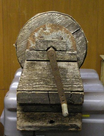 Wood winch with hand crank