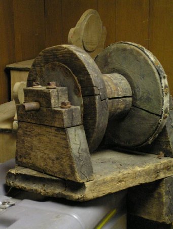 Wood winch with hand crank