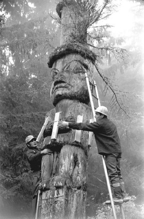 Totem pole retrieval, 1970