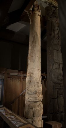 Memorial totem pole