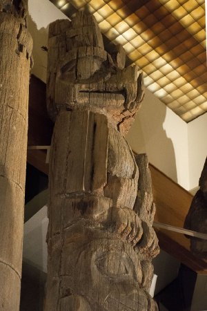 Memorial totem pole - bird